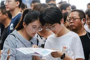 戈贝尔：唐斯从上赛季以来成长了很多 他11投10中&这太疯狂了